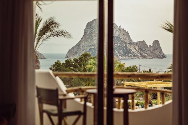 Deluxe Es Vedrà Sea View | Premium bedding, down comforters, memory foam beds, minibar