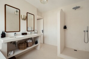 Deep soaking tub, free toiletries, hair dryer, bathrobes - Petunia Ibiza, a Beaumier Hotel (Sant Josep de sa Talaia)