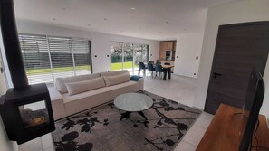 Villa de lujo | Área de sala de estar | Televisión y piso con calefacción