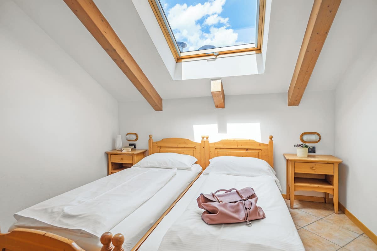 Apartamento, 1 quarto, sacada (5 people) | 1 quarto, edredons de pluma, cofres nos quartos, escrivaninha