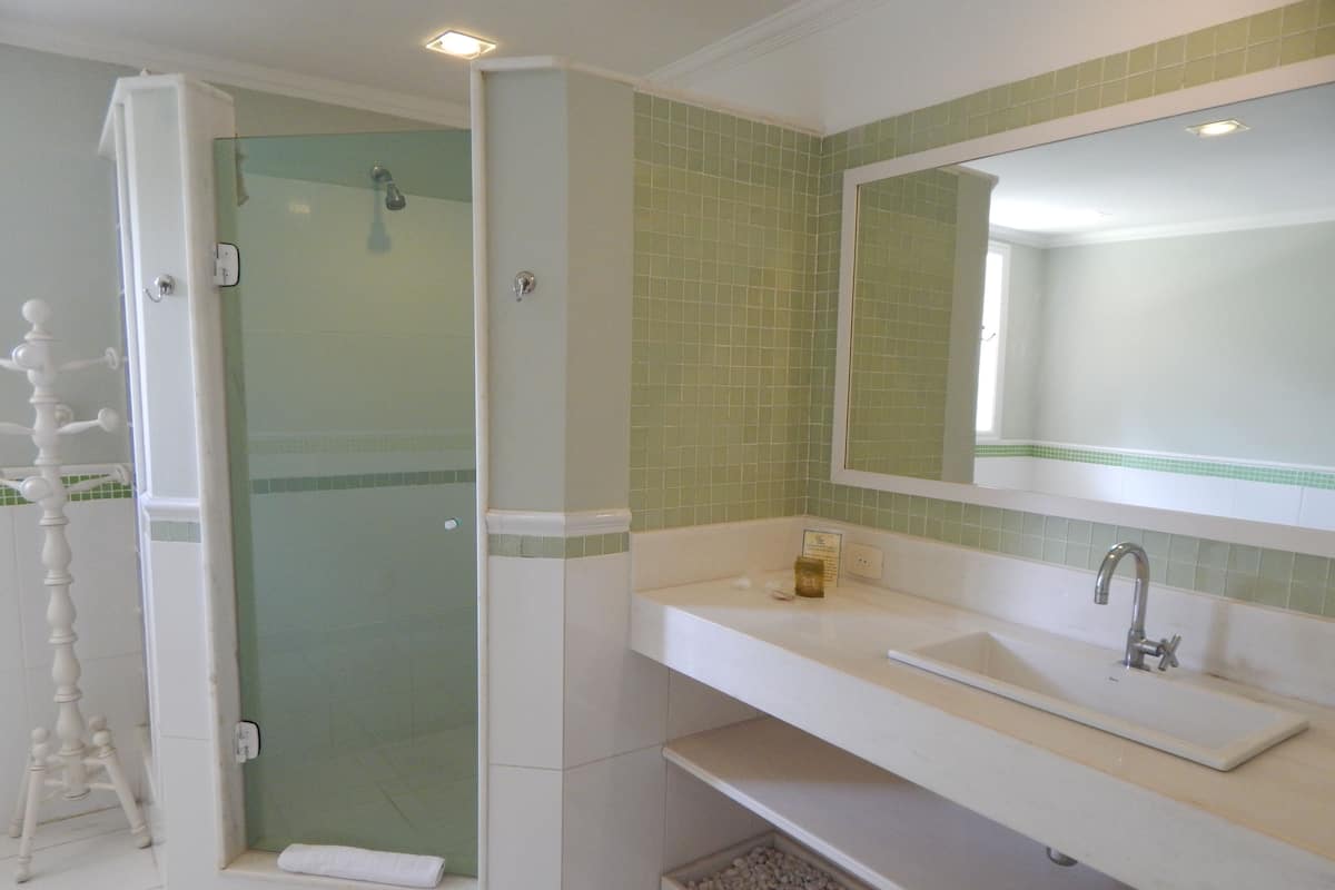 Artículos de tocador gratuitos, secador de pelo, bidet, toallas