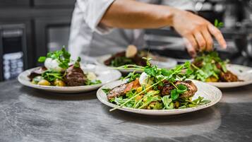 S'hi serveixen esmorzars, dinars, sopars i plats de cuina local