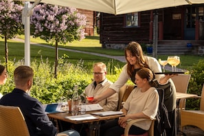 Serveert ontbijt, lunch, diner, lokale gerechten 