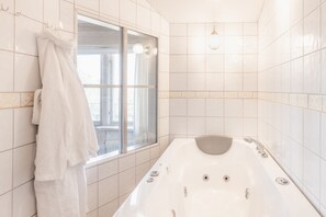 Deluxe Double Room, Jetted Tub | Bathroom | Hair dryer, towels - Klockargården Hotell (Tallberg)