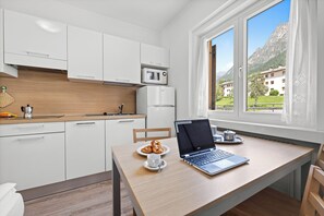 Standaard appartement, 1 slaapkamer, balkon (4 pax North) | Privékeuken | Een koelkast, een microgolfoven, een kookplaat, een espressoapparaat