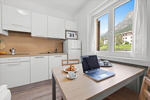 Refrigerador, microondas, placa de cocina, cafetera expreso