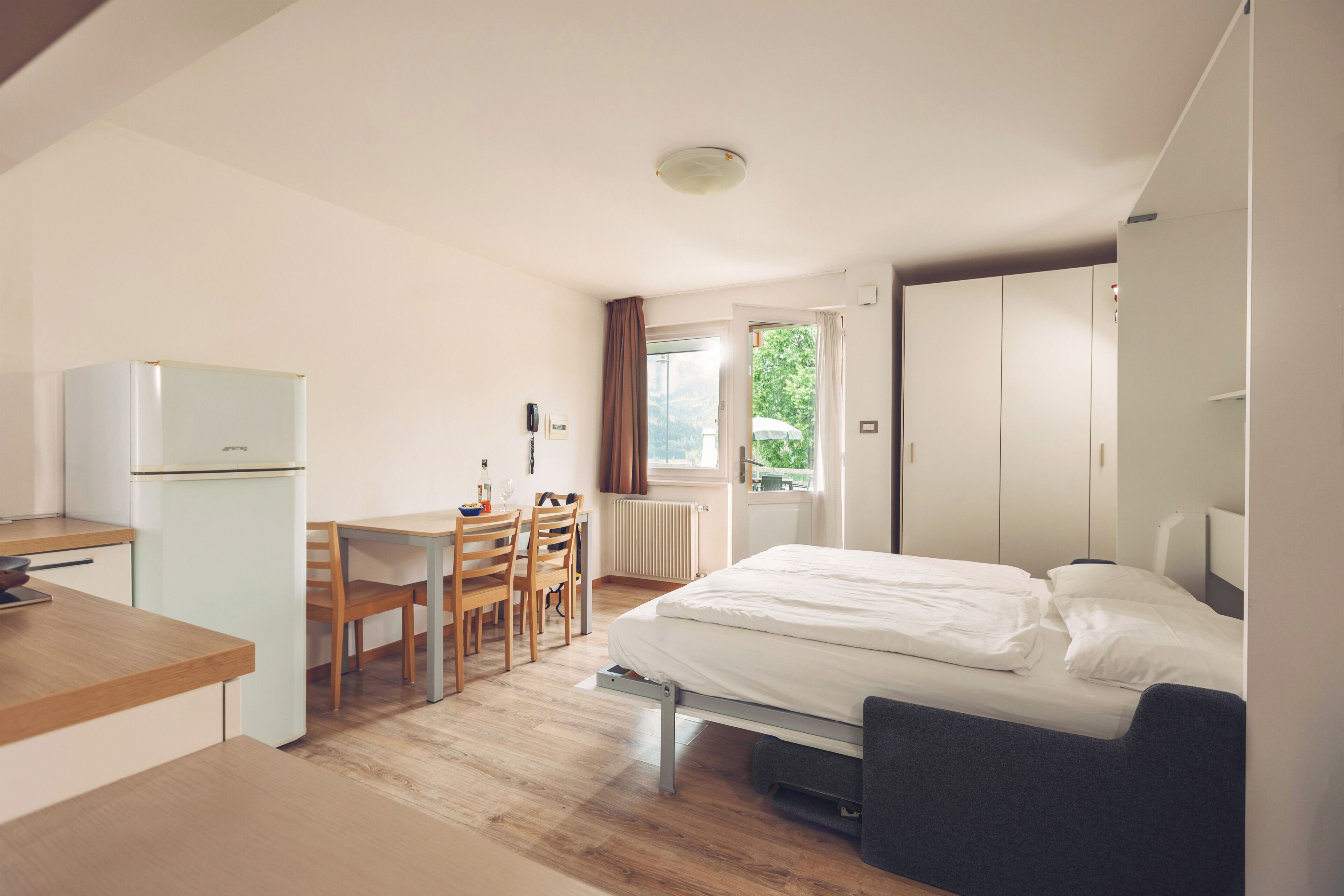 Apartamento panorámico, 1 habitación, en la zona del jardín (4 pax South) | Zona de estar | Una televisión de pantalla plana, una mesa de tenis de mesa