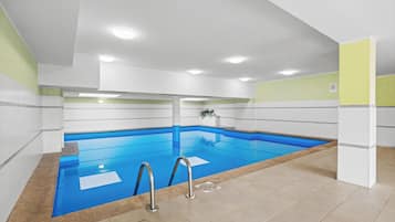 Hồ bơi trong nhà, ghế dài tắm nắng