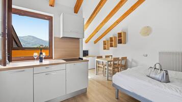 Căn hộ Tiêu chuẩn, 1 phòng ngủ, ban công (4 pax North) | Khu phòng khách | TV màn hình phẳng, bàn bóng bàn