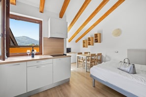 Standaard appartement, 1 slaapkamer, balkon (4 pax North) | Woonruimte | Flatscreentelevisie en een tafeltennistafel