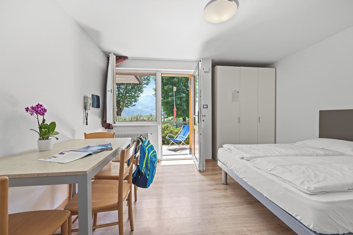 Panorama appartement, 1 slaapkamer, tuin (4 pax South) | Woonruimte | Een flatscreentelevisie en een tafeltennistafel