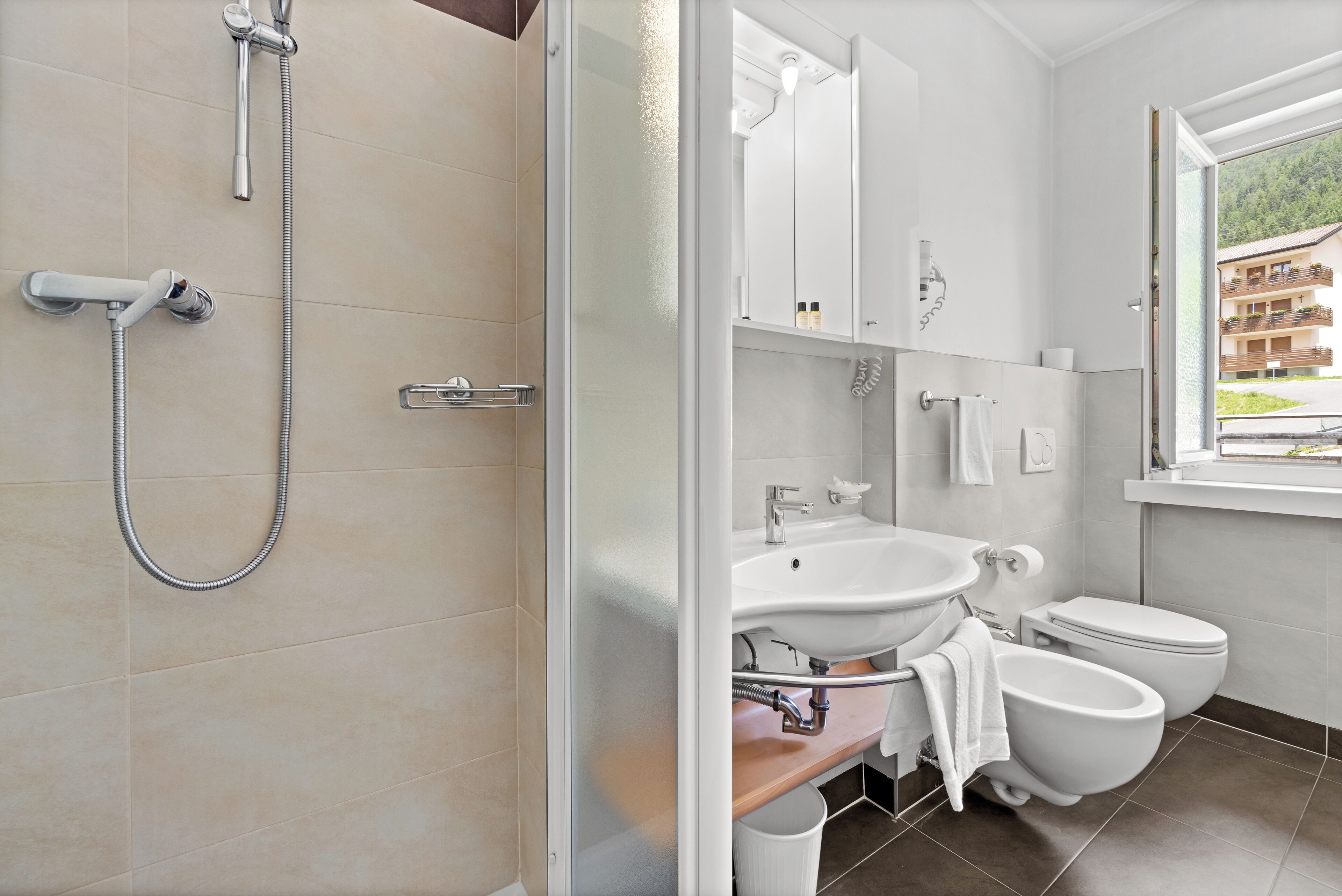 Une salle de bain moderne équipée d’une douche, d’un lavabo et de toilettes.