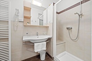 Dusj, regndusjhode, toalettartikler (inkludert) og hårføner