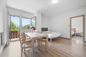 Panoramic-Apartment, 2 Schlafzimmer, Balkon, Talblick (6 pax) | Wohnbereich | Flachbildfernseher, Tischtennisplatte