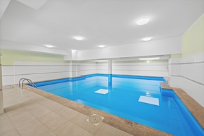 Indoor pool, pool loungers