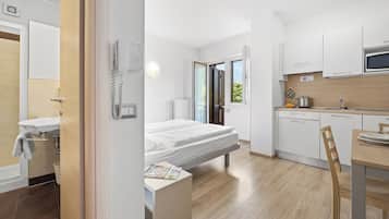 Studio Panoramique, 1 lit double, balcon, vue vallée (2 pax) | Coin séjour | Télévision à écran plat, table de tennis de table