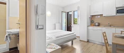 Panorama studio, 1 tweepersoonsbed, balkon, uitzicht op vallei (2 pax) | Woonruimte | Een flatscreentelevisie en een tafeltennistafel