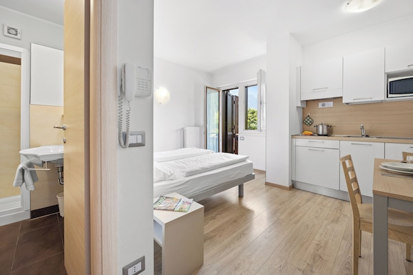 Monolocale panoramico, 1 letto matrimoniale, balcone, vista valle (2 pax) | Area soggiorno | TV a schermo piatto, tavolo da ping pong