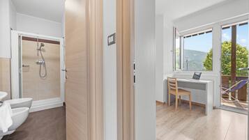 Panoramic-Apartment, 2 Schlafzimmer, Balkon, Talblick (6 pax) | Badezimmer