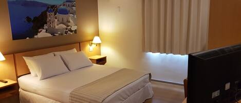 Suite | Senger med Select Comfort-madrass, minibar og skrivebord