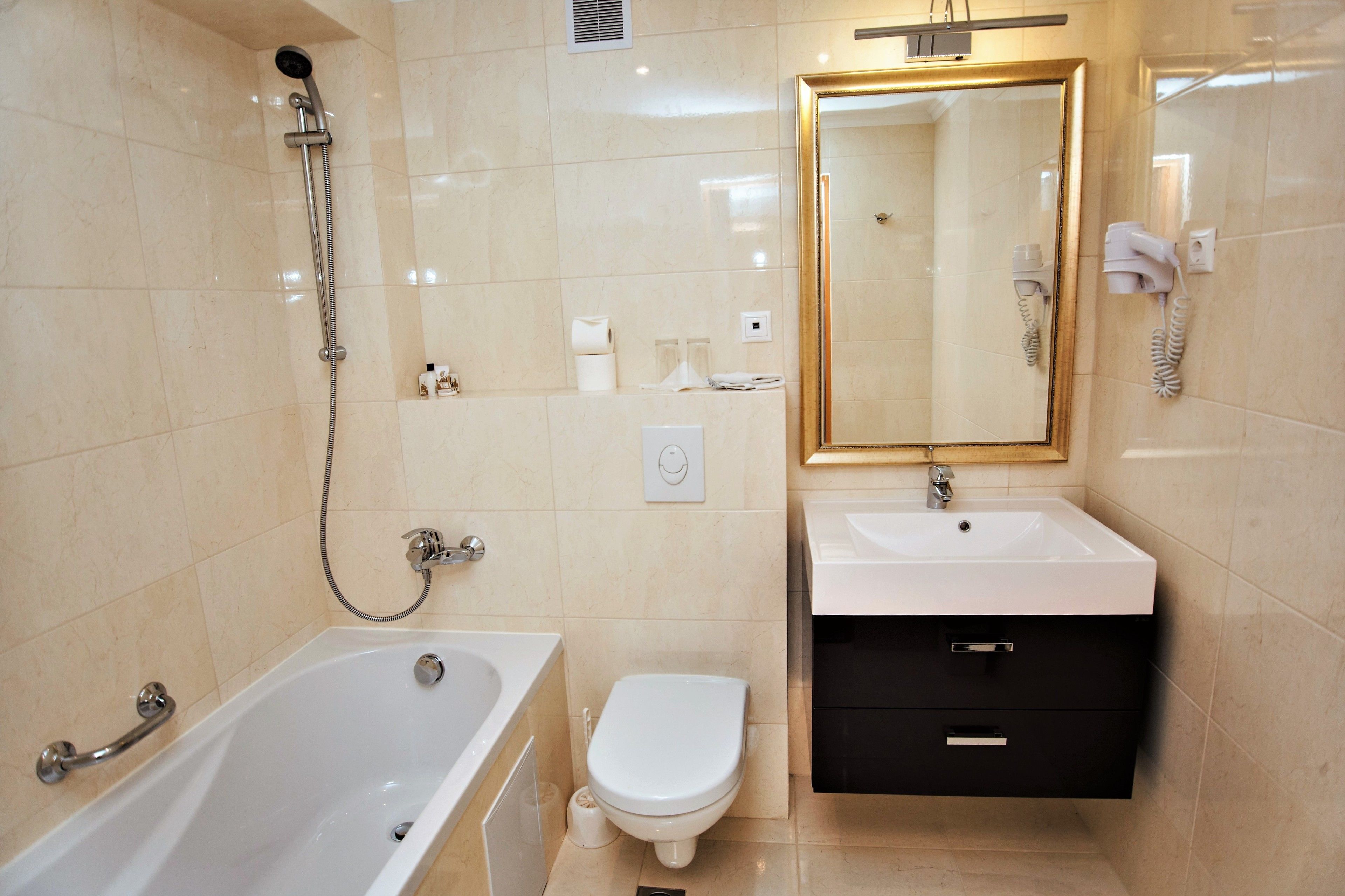 deluxe room | bathroom | free toiletries, hair dryer, bathrobes, slippers