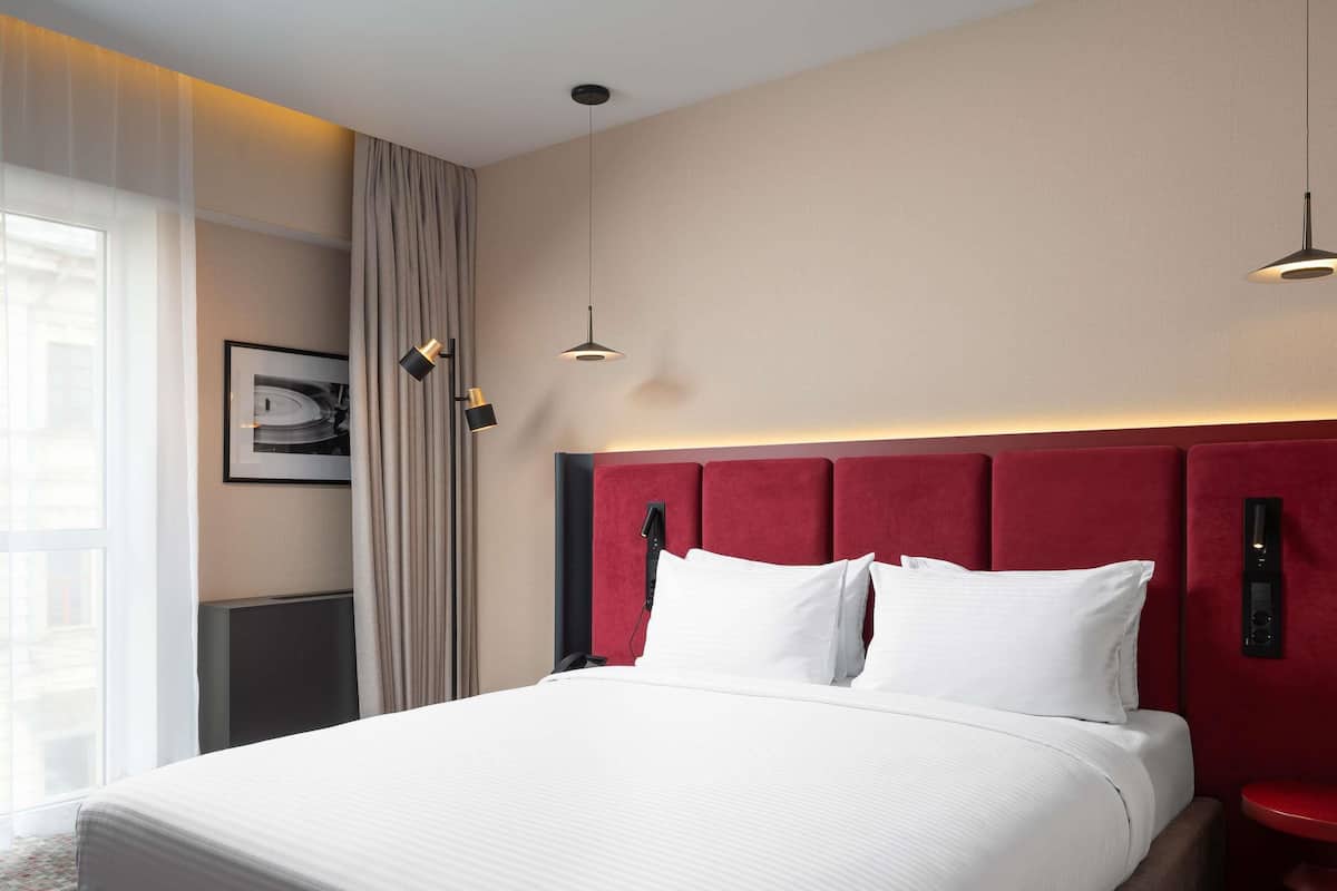 Classic Room, 1 Double Bed | Minibar, in-room safe, soundproofing, iron/ironing board