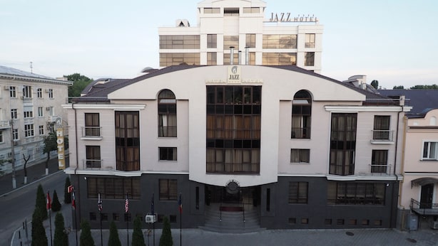 A modern building with a large arched entrance and the sign "JAZZ HOTEL" above. - Mercure Chisinau Center Jazz Hotel (Chisinau)