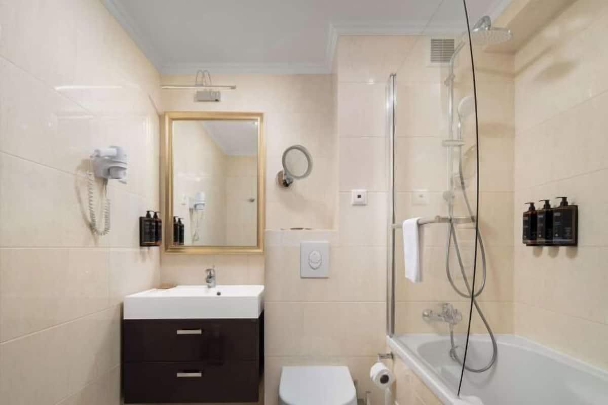 Salle de bain | Articles de toilette gratuits, sèche-cheveux, peignoirs, chaussons