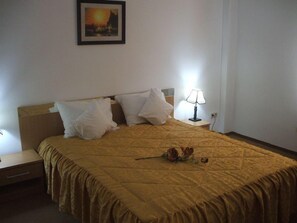 ميني بار وخزنة داخل الغرفة ومكتب ومكواة/لوح كي