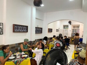 Desayuno continental gratuito y diario