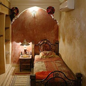 Decoració individual, mobiliari individual i cortines opaques 