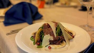 2 restaurants, breakfast, lunch, dinner served; international cuisine
