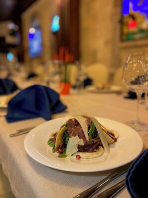 2 restaurantes, se sirven desayunos, comidas y cocina internacional