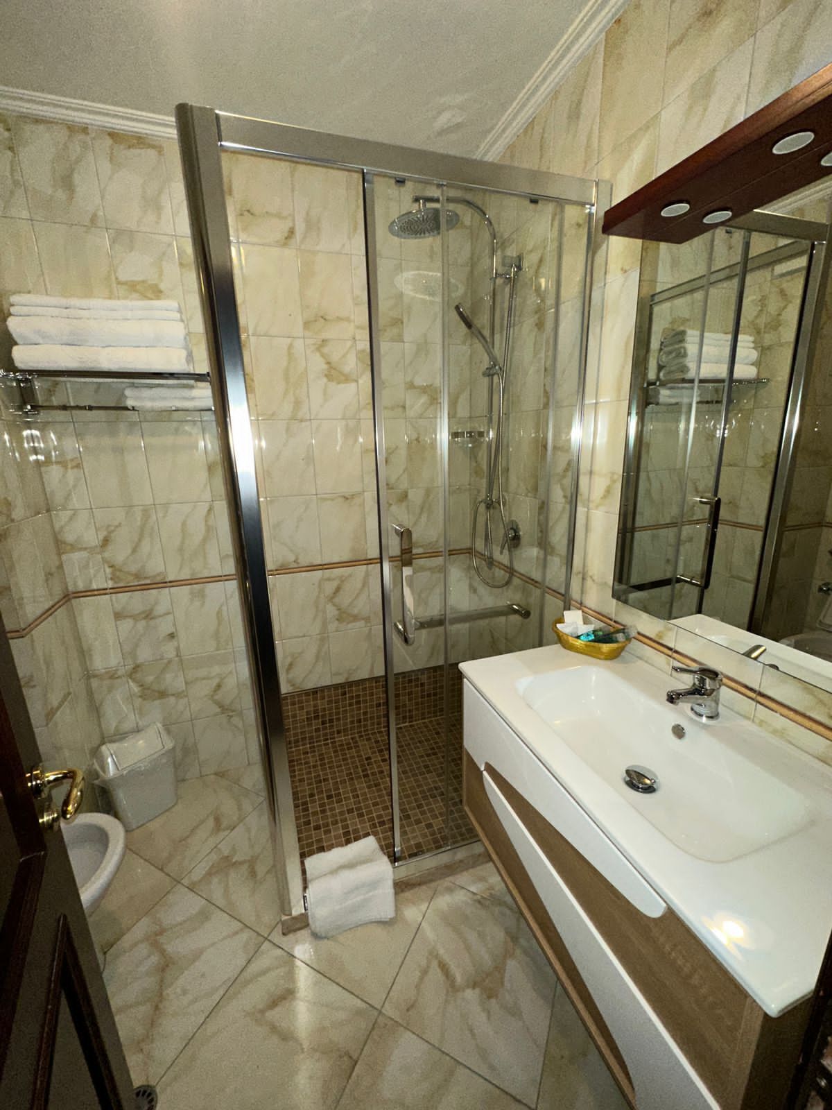 combined shower/bathtub, deep-soaking bathtub, rainfall showerhead