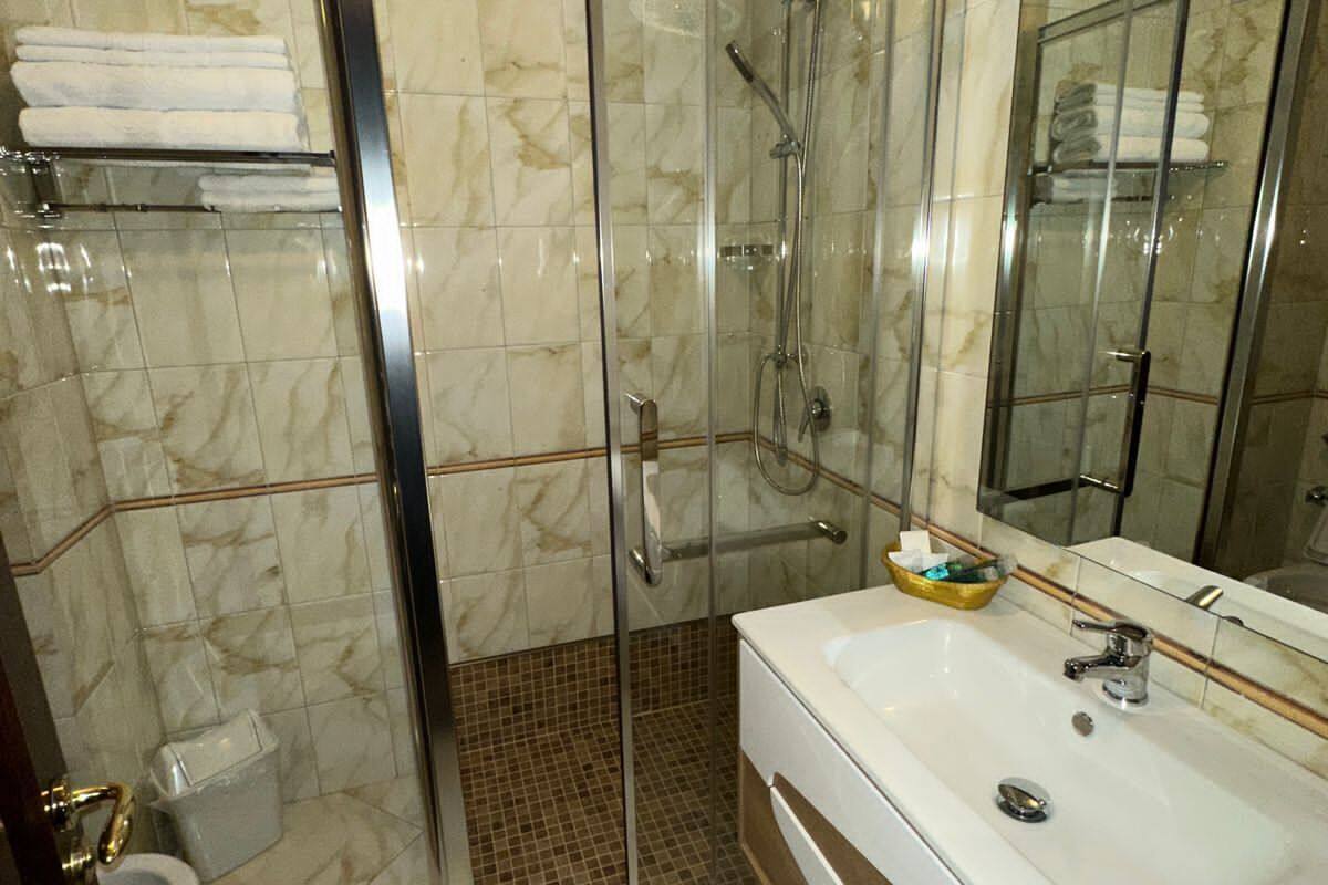 combined shower/bathtub, deep-soaking bathtub, rainfall showerhead