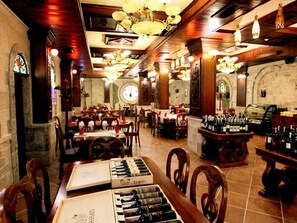 2 restaurants; breakfast, lunch, dinner and brunch served  - Dinasty Hotel (Tirana)