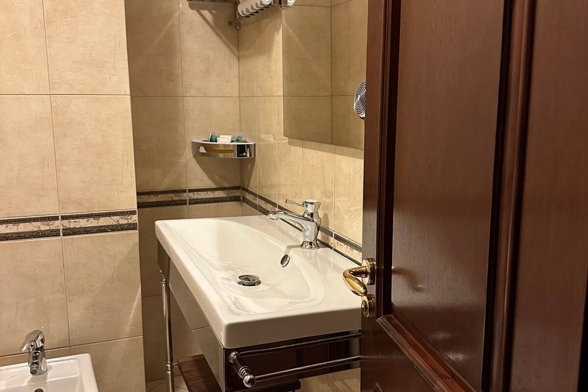 luxury suite | bathroom | combined shower/bathtub, deep-soaking bathtub, rainfall showerhead