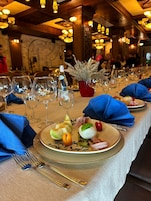 2 restaurants; breakfast, lunch, dinner, and brunch served