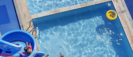 3 piscines extérieures, parasols de plage, chaises longues