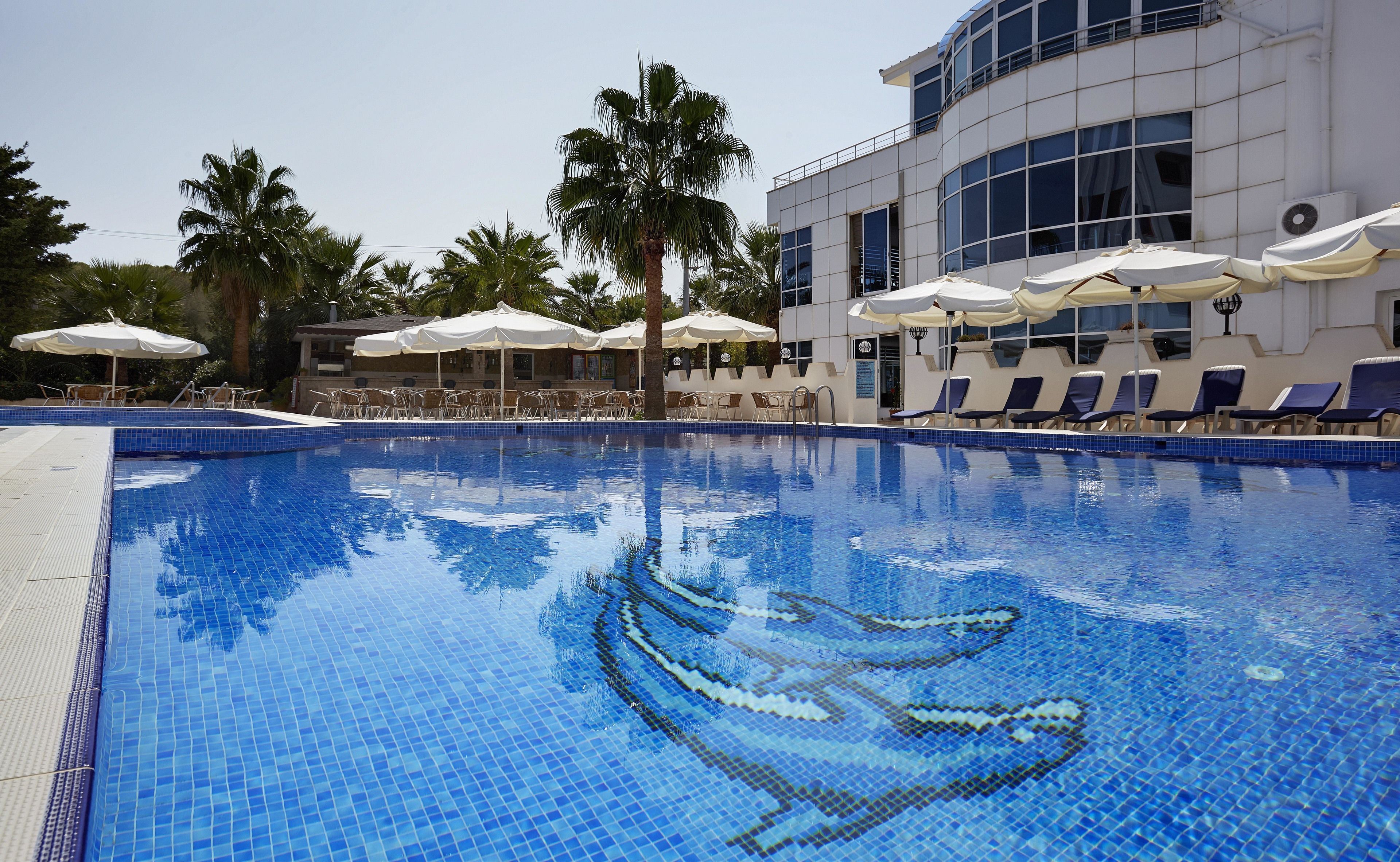 3 outdoor pools, pool umbrellas, pool loungers