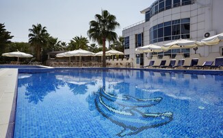 3 açık yüzme havuzu, havuz şemsiyeleri, şezlonglar 
