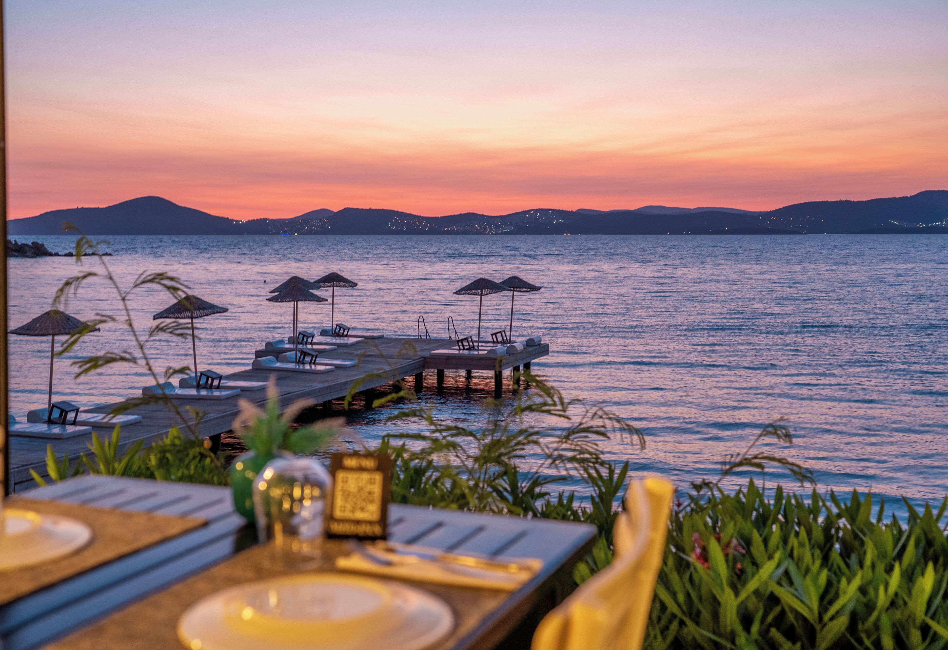 2 restaurants, breakfast, lunch, dinner served; international cuisine