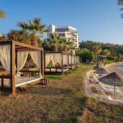Privatstrand, Liegestühle, Sonnenschirme, Strandtücher