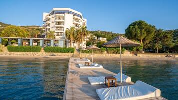 Plage privée, chaises longues, parasols, serviettes de plage