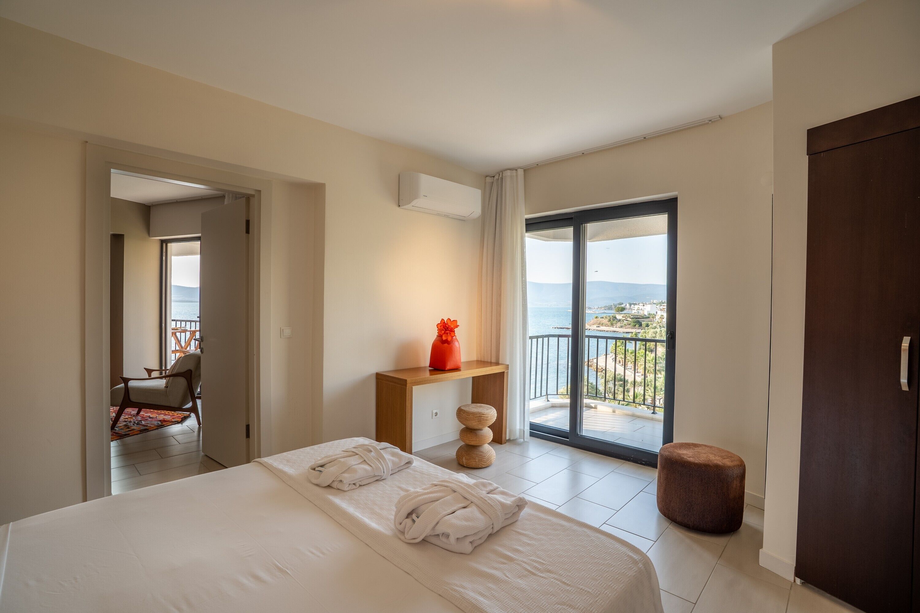 executive suite | 1 bedroom, minibar, in-room safe, desk