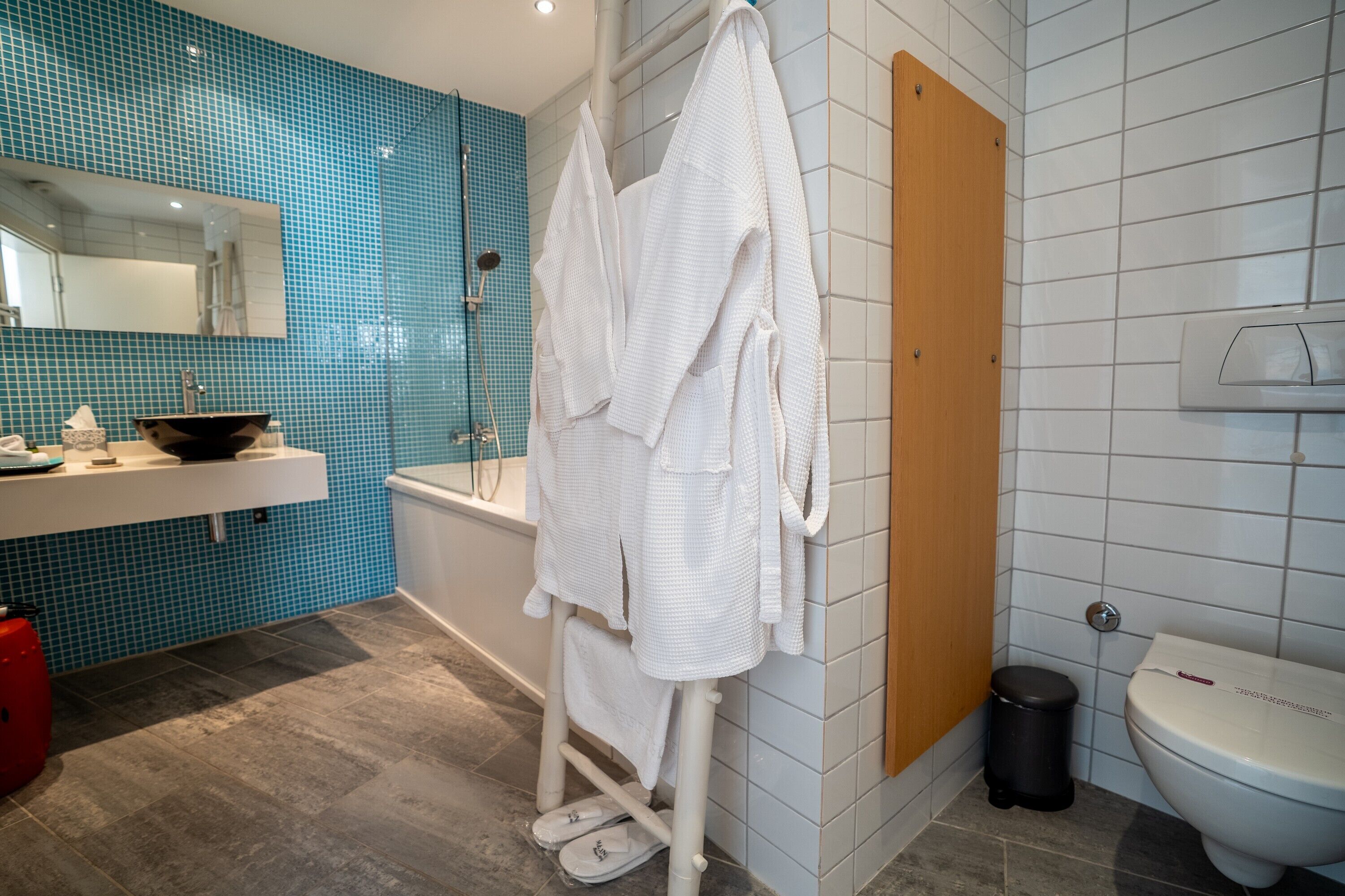 junior suite | bathroom | combined shower/bathtub, free toiletries, hair dryer, bathrobes