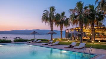 Piscine extérieure, parasols de plage, chaises longues