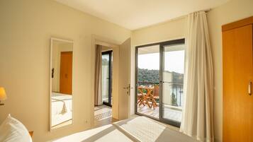 Junior Suite | 1 bedroom, minibar, in-room safe, desk