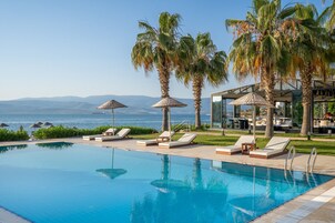 Piscina externa, guarda-sóis, espreguiçadeiras