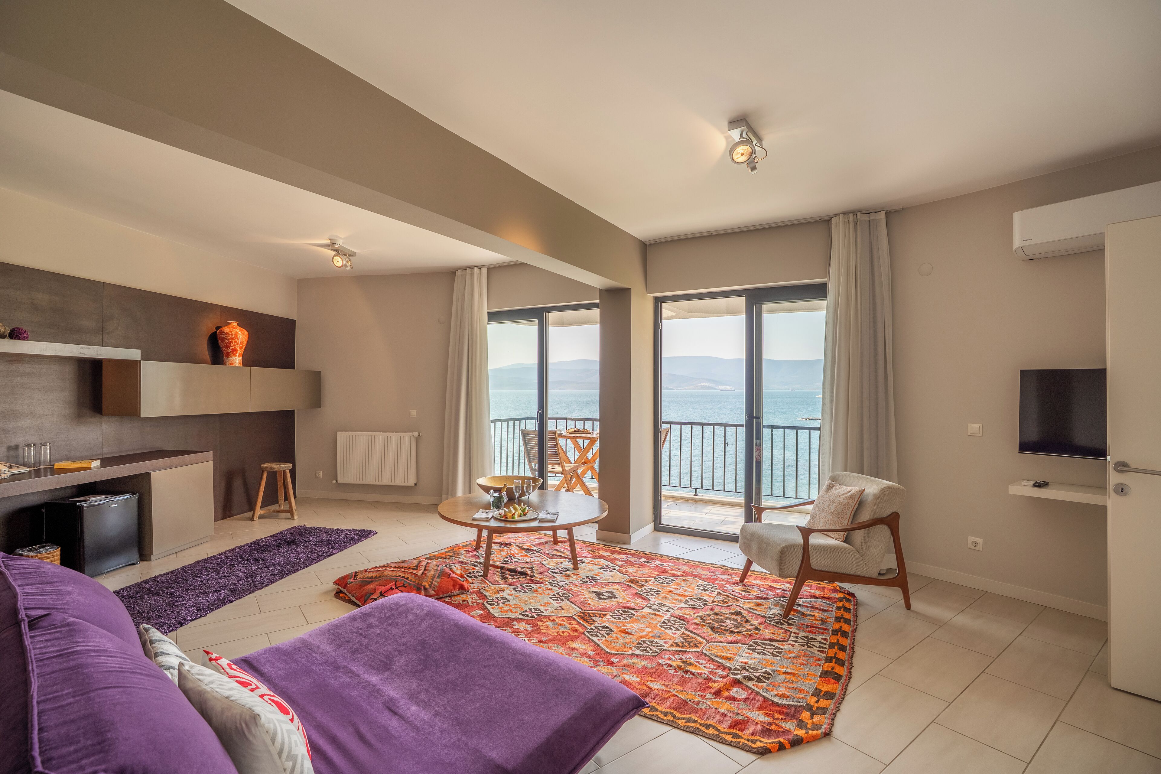 Executive Suite | 1 bedroom, minibar, in-room safe, desk